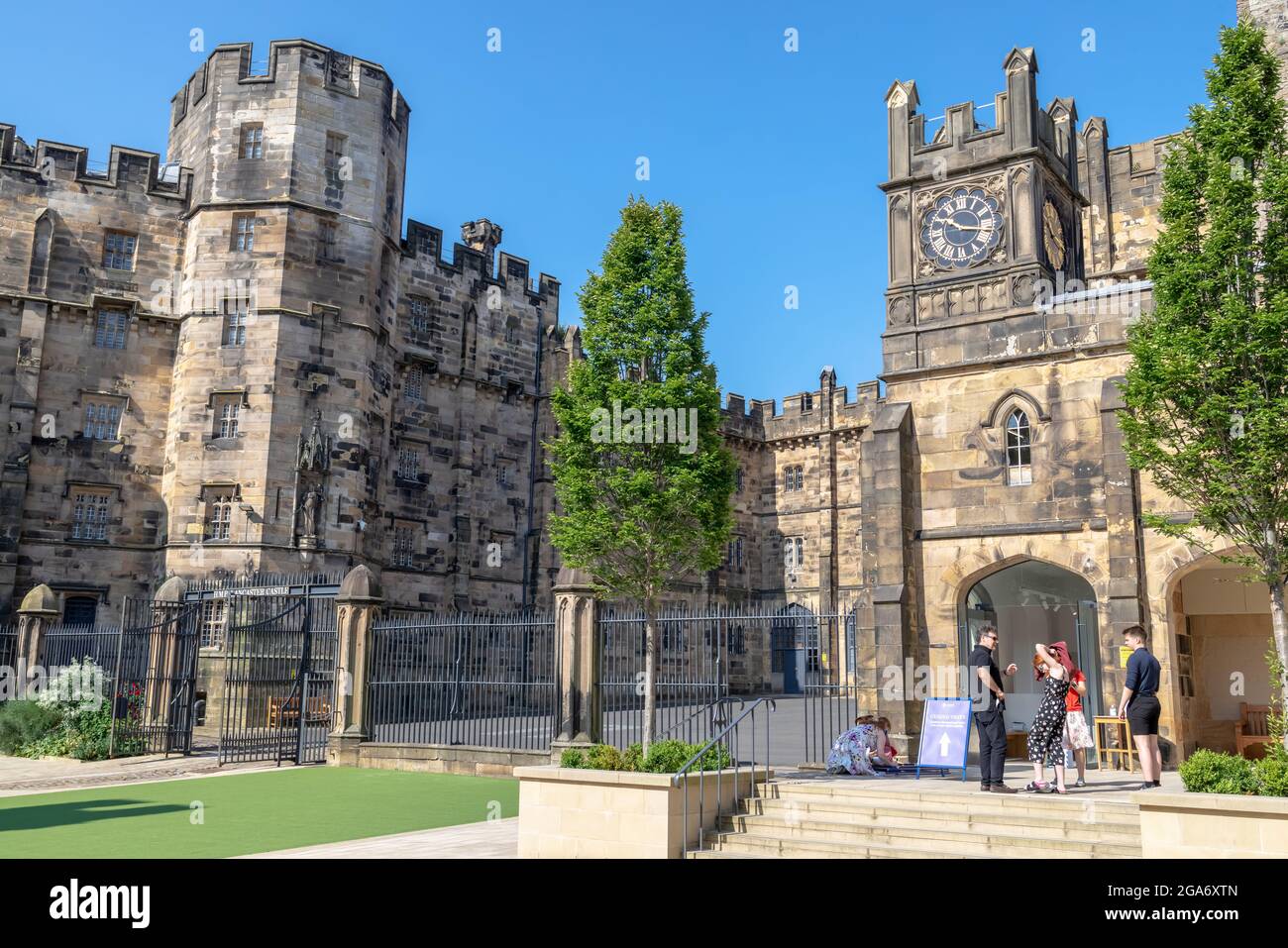 Im Inneren der Vorhangmauer des mittelalterlichen Lancaster Castle, Großbritannien. Stockfoto