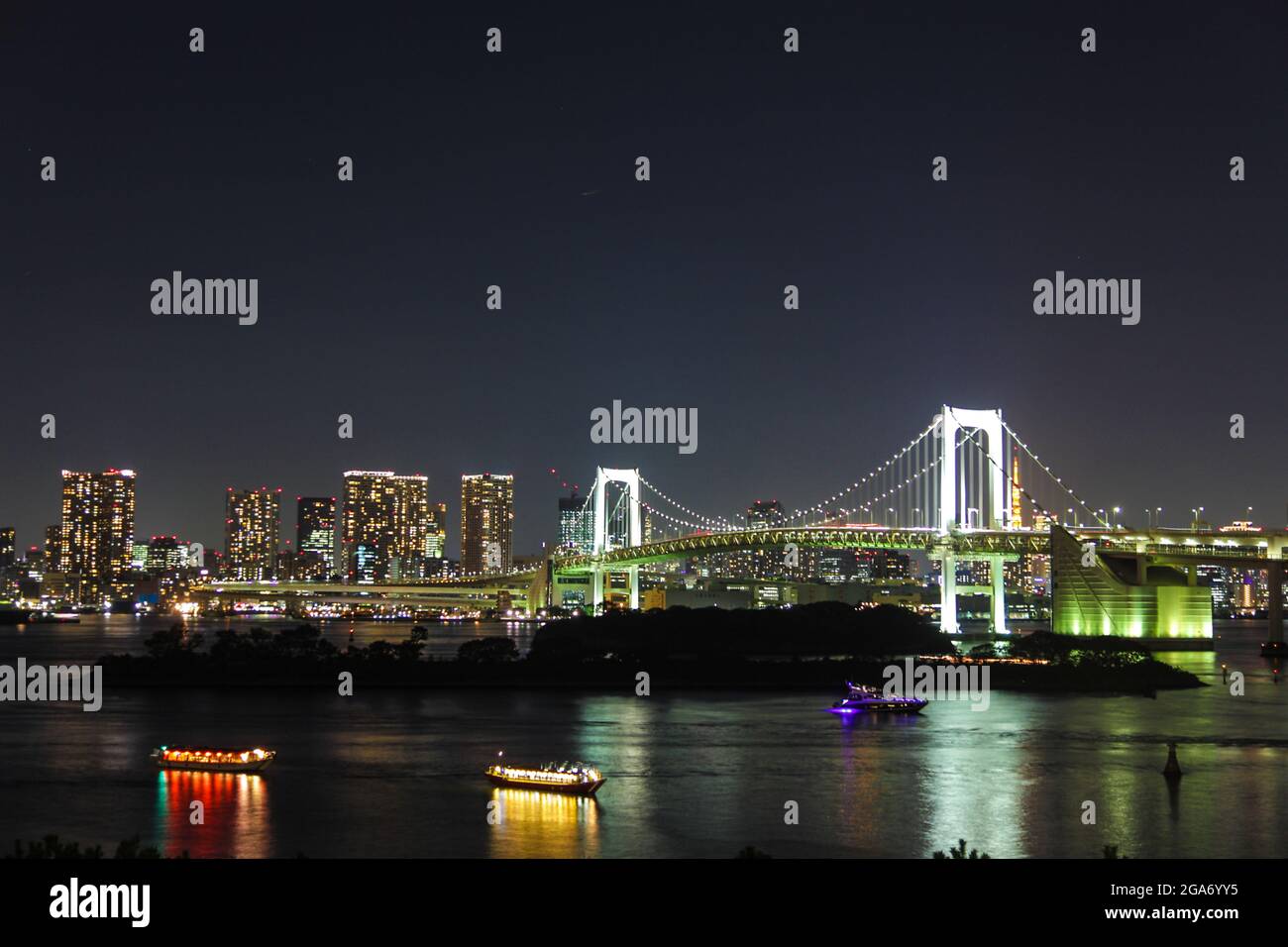Japan. Oktober 2017. Nachtansicht der städtischen Skyline, einschließlich Regenbogenbrücke und Odaiba, einem Einkaufsviertel auf einer künstlichen Insel in der Bucht von Tokio, Tokio, Japan, mit sichtbaren Yakatabune-Booten, 26. Oktober 2017. (Foto: Smith Collection/Gado/Sipa USA) Quelle: SIPA USA/Alamy Live News Stockfoto