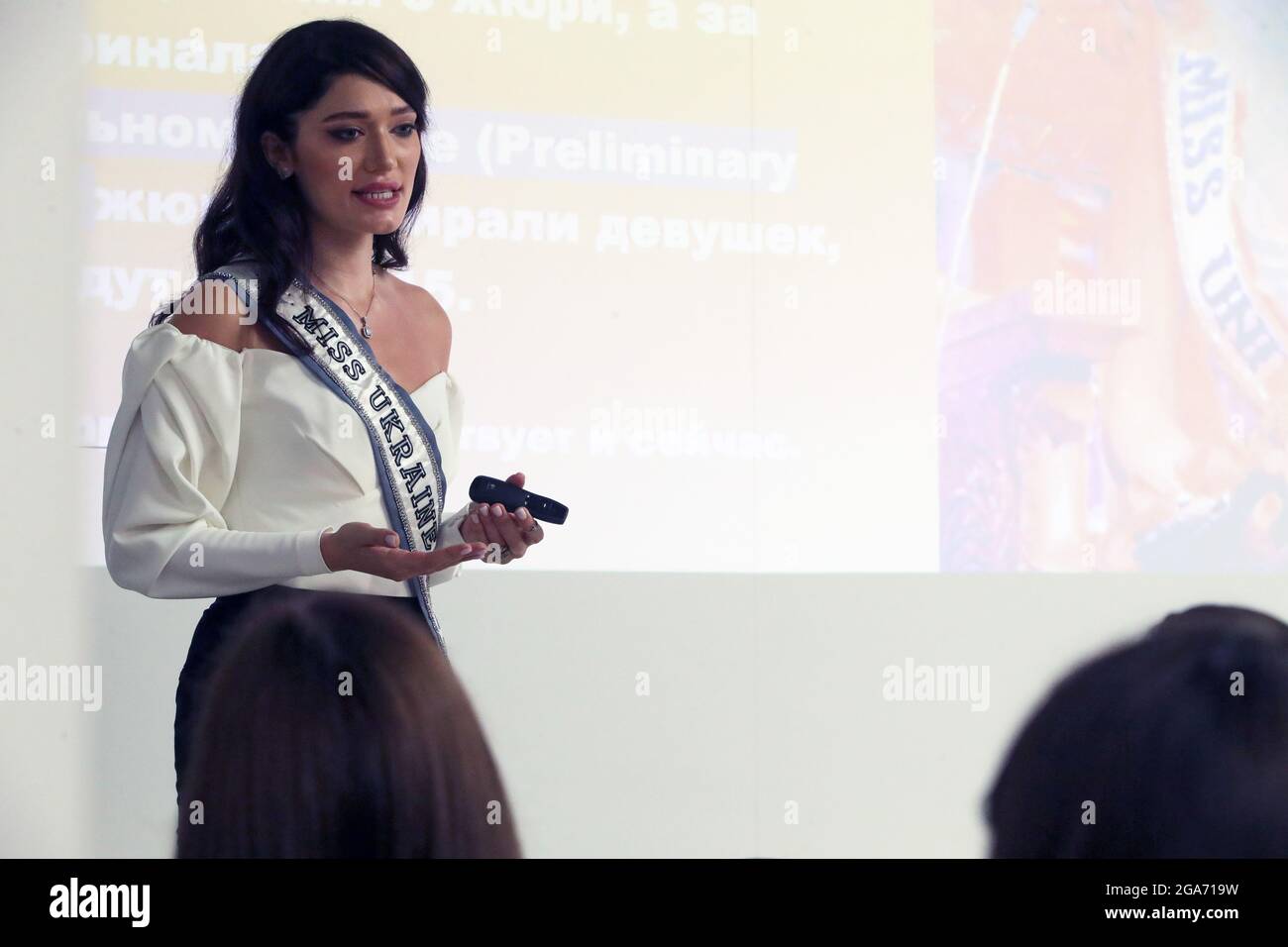 KIEW, UKRAINE - 28. JULI 2021 - Miss Ukraine Universe 2020 Yelyzaveta Yastremska hält einen Vortrag über die Geschichte des Schönheitswettbewerts während der Auswahl Stockfoto