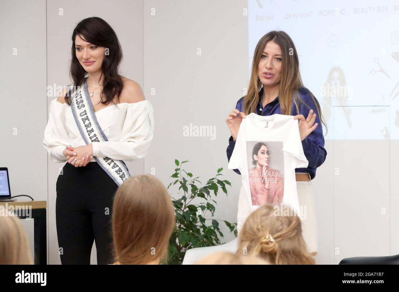 KIEW, UKRAINE - 28. JULI 2021 - Miss Ukraine Universe 2020 Yelyzaveta Yastremska (L) nimmt an der Auswahlphase des Schönheitswettbewerben in Kiew, Capita, Teil Stockfoto