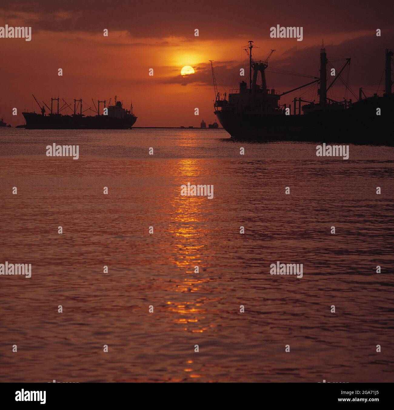 Philippinen. Manila Bay Sonnenuntergang mit Schiffen. Stockfoto
