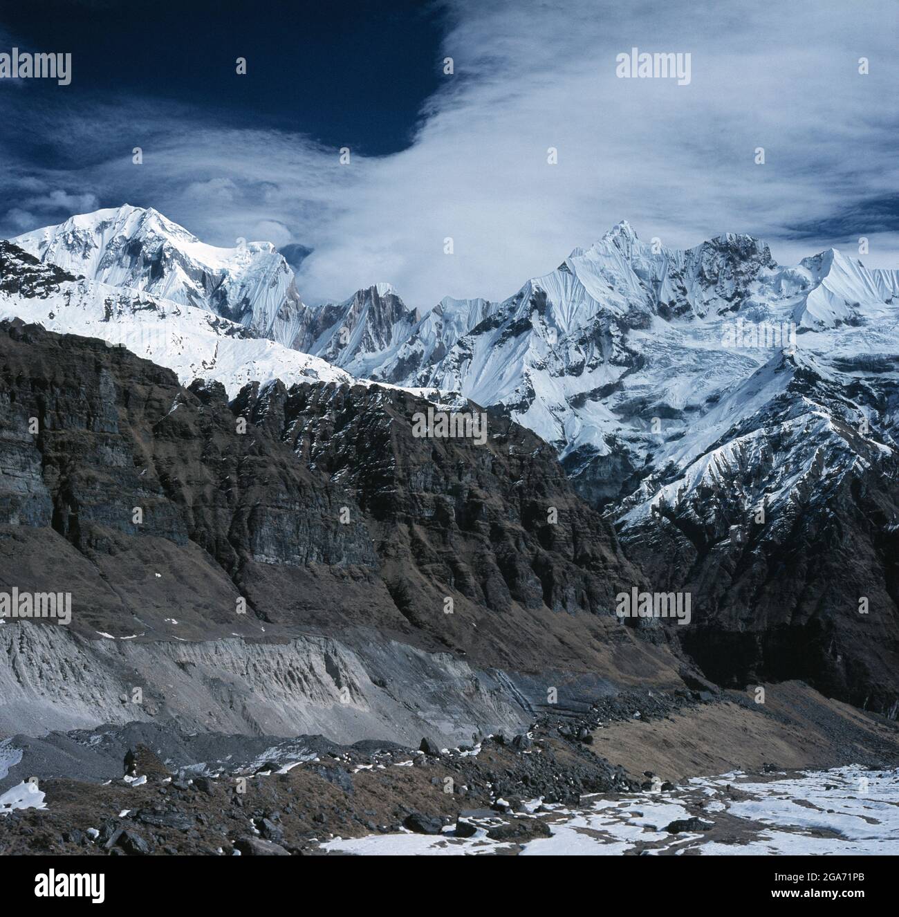 Nepal. Himalaya. Schnee hat Berge erreicht. Stockfoto