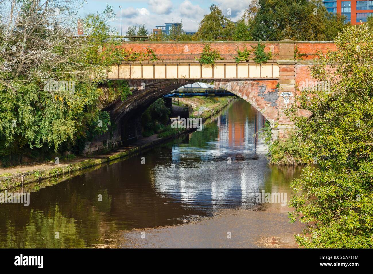 Castlefield Viaduct Eisenbahnbrücke über den Fluss Irwell zwischen Salford und Castlefield, Manchester, Nordwestengland, Großbritannien Stockfoto