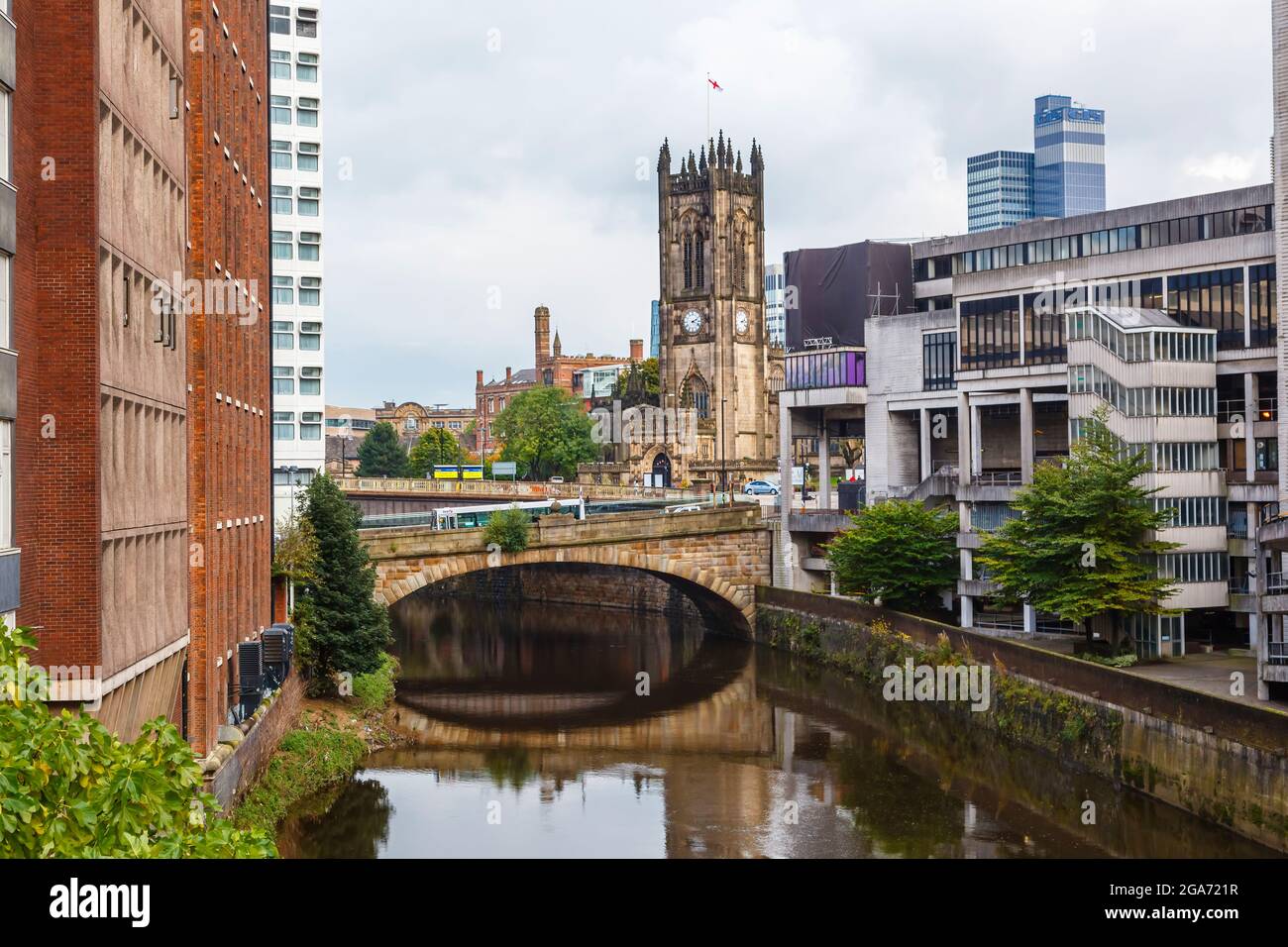 Anglican Manchester Cathedral in der Victoria Street, Manchester, Nordwestengland und Apartments am Fluss an der Victoria Bridge über den Fluss Irwell Stockfoto