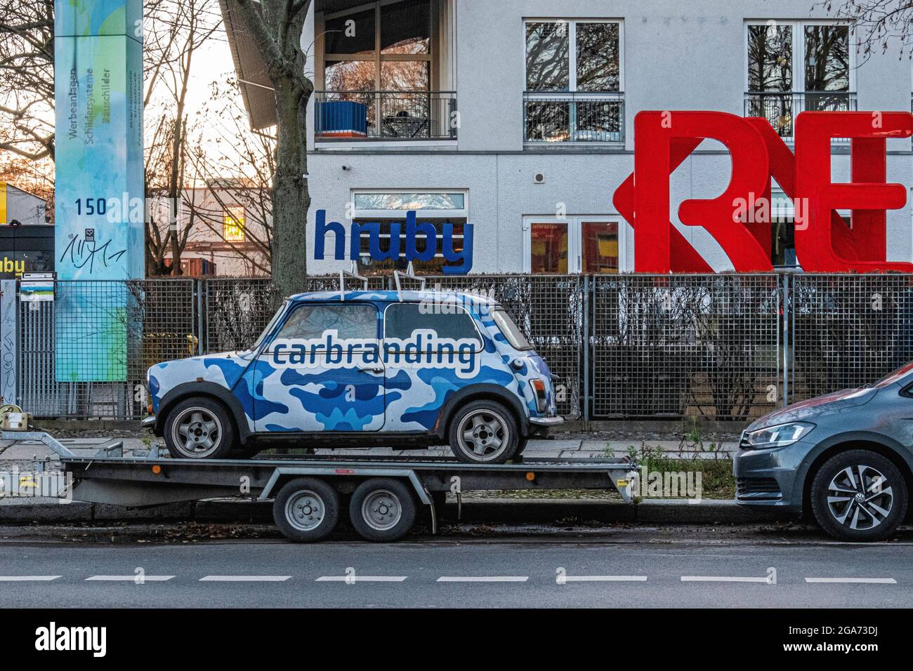 Hranking und Werbeunternehmen mit Mini-Auto-Werbeauto Branding in  Köpenicker Str. 150, Berlin-Kreuzberg, Deutschland Stockfotografie - Alamy