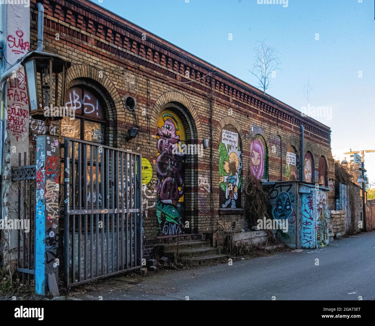 Verlassene alte Backsteingebäude mit Street Art & Graffiti Köpenicker Str. 18, Kreuzberg- Berlin Stockfoto