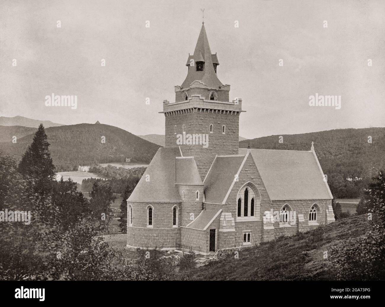 Ein Blick aus dem späten 19. Jahrhundert auf Crathie Kirk, eine kleine Church of Scotland Pfarrkirche im schottischen Dorf Crathie, die am besten dafür bekannt ist, dass sie der regelmäßige Ort der Anbetung der britischen Königsfamilie ist, wenn sie im nahe gelegenen Balmoral Castle wohnen. Königin Victoria legte 1893 den Grundstein für eine neue, viel größere Kirche. Die Kirche, die vom Elgin-Architekten A. Marshall Mackenzie im modischen Stil der Gotik erbaut wurde, wurde 1895 fertiggestellt. Stockfoto