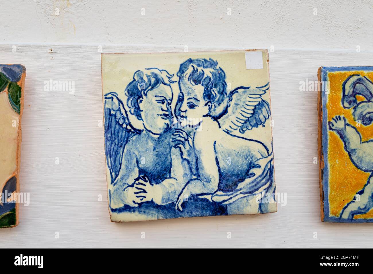Obidos, Portugal - 30. Juni 2021: Typisch portugiesische Zierfliesen oder Azulejo zum Verkauf in einem Touristenladen Stockfoto