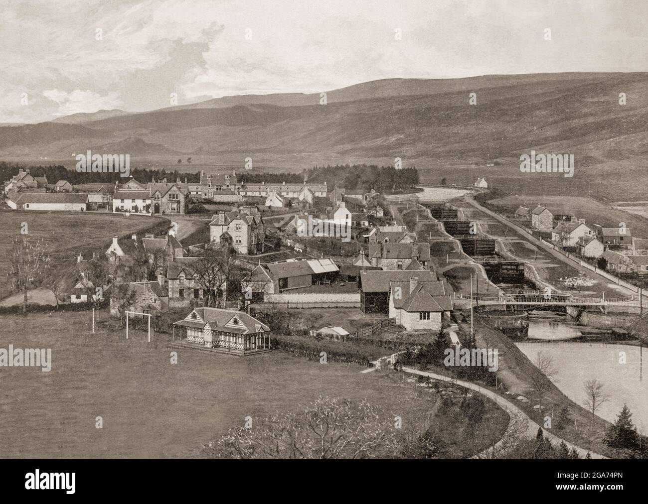 Eine Luftaufnahme von Fort Augustus aus dem späten 19. Jahrhundert, die sich am südwestlichen Ende von Loch Ness in den schottischen Highlands befindet und die fünf Schleusen des Caledonian Canal zeigt. Bis zum frühen 18. Jahrhundert hieß die Siedlung Kiliwhimin, wurde aber nach dem Jakobitenaufstand von 1715 in Fort Augustus umbenannt, als General Wade eine Festung baute, von der wenig übrig ist. Der Caledonian Canal verbindet die schottische Ostküste bei Inverness mit der Westküste bei Corpach in der Nähe von Fort William in Schottland und wurde Anfang des 19. Jahrhunderts vom schottischen Ingenieur Thomas Telford errichtet. Stockfoto