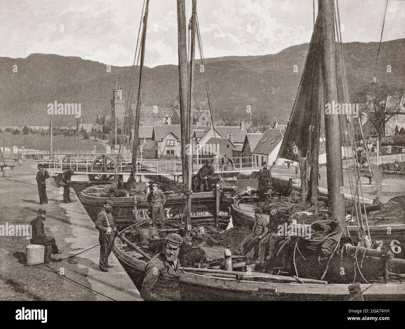 Ein Blick aus dem späten 19. Jahrhundert auf Segelboote in den Schleusen des Caledonian Canal bei Fort Augustus, das sich am südwestlichen Ende von Loch Ness, schottische Highlands, befindet. Bis zum frühen 18. Jahrhundert hieß die Siedlung Kiliwhimin, wurde aber nach dem Jakobitenaufstand von 1715 in Fort Augustus umbenannt, als General Wade eine Festung baute, von der wenig übrig ist. Der Caledonian Canal verbindet die schottische Ostküste bei Inverness mit der Westküste bei Corpach in der Nähe von Fort William in Schottland und wurde Anfang des 19. Jahrhunderts vom schottischen Ingenieur Thomas Telford errichtet. Stockfoto