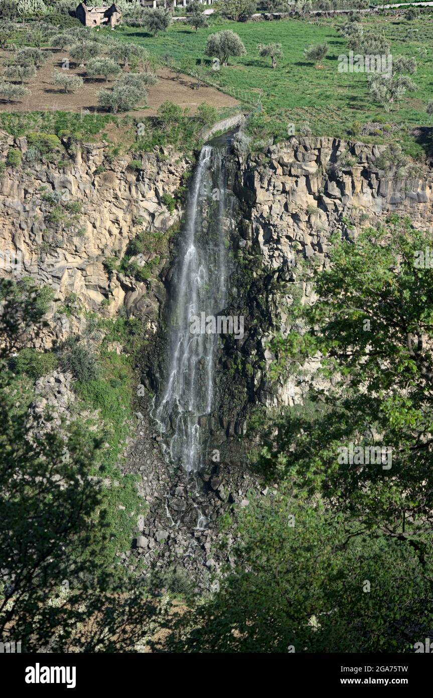 Natur in Sizilien Wasserfluss fällt aus Lavaschluchten des Simeto River Stockfoto