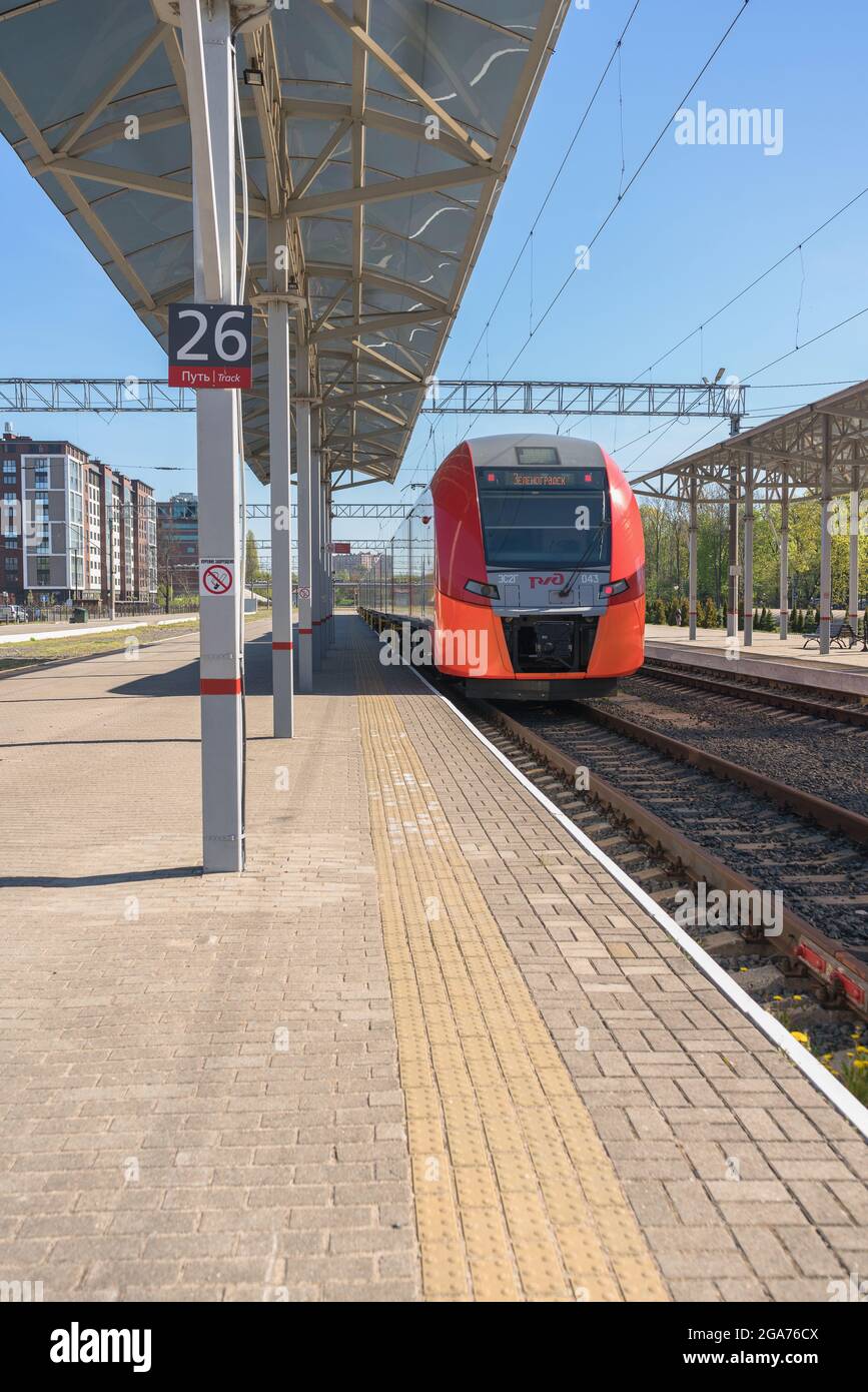 Königsberg, Russland - 11. Mai 2021: Ankunft des modernen russischen Zuges auf dem Bahnsteig mit dem Logo der Russischen Eisenbahn auf dem Bahnsteig Stockfoto