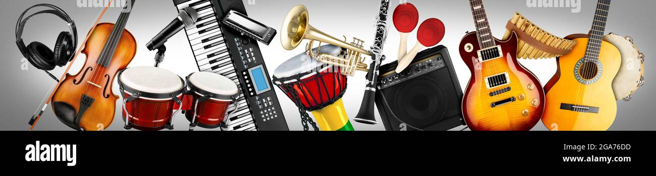 Breites Panorama-Collage-Banner verschiedener Musikinstrumente. Gitarre Keyboard Blechbläser Percussion Studio Music Konzept auf grauem Hintergrund Stockfoto