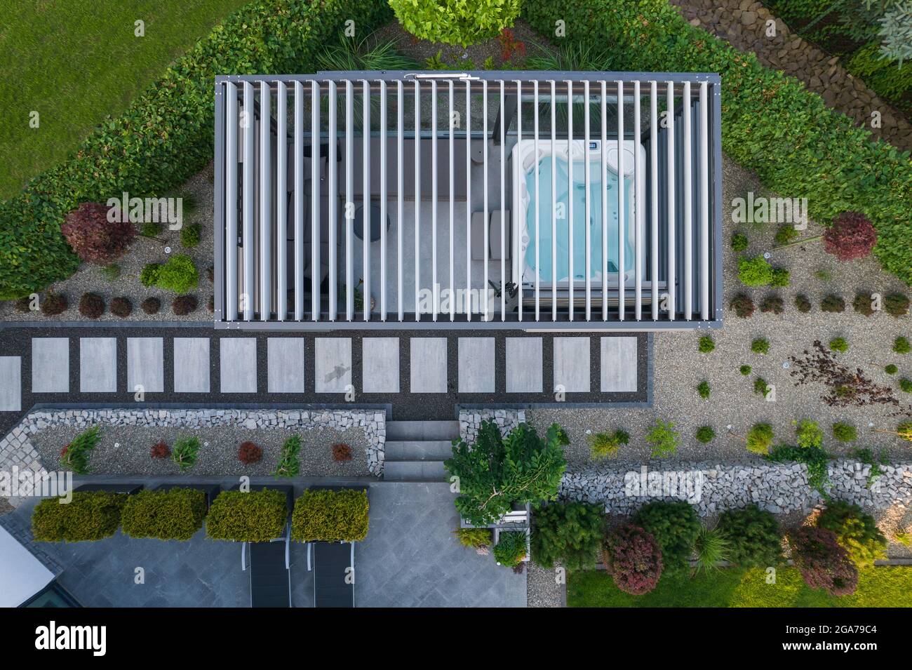 Luftaufnahme des Garten-SPA im Whirlpool-Shelter mit wunderschönen Gartenpflanzen in der Umgebung. Thema „Kleine Wohnarchitektur“. Stockfoto