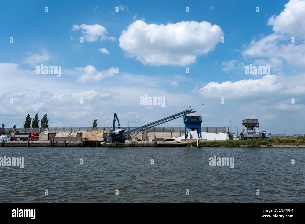 Die Massengutladung im Hafen - Sand für den Bau in den niederlanden Stockfoto