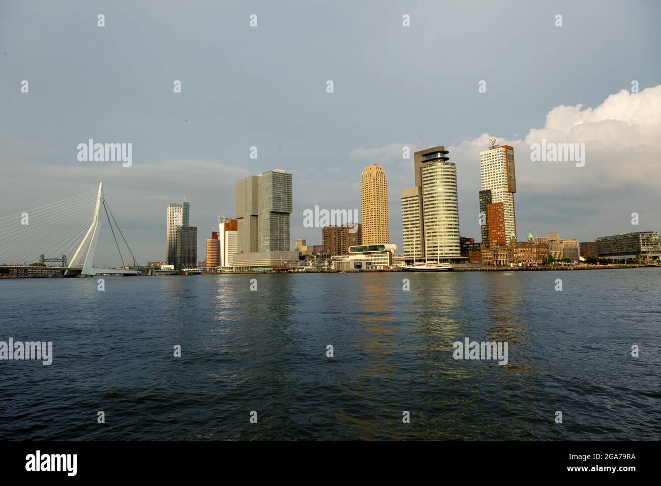 Rotterdam, Niederlande. Skyline von Rotterdam mit Erasmus-Brücke und Kop van Zuid Stockfoto