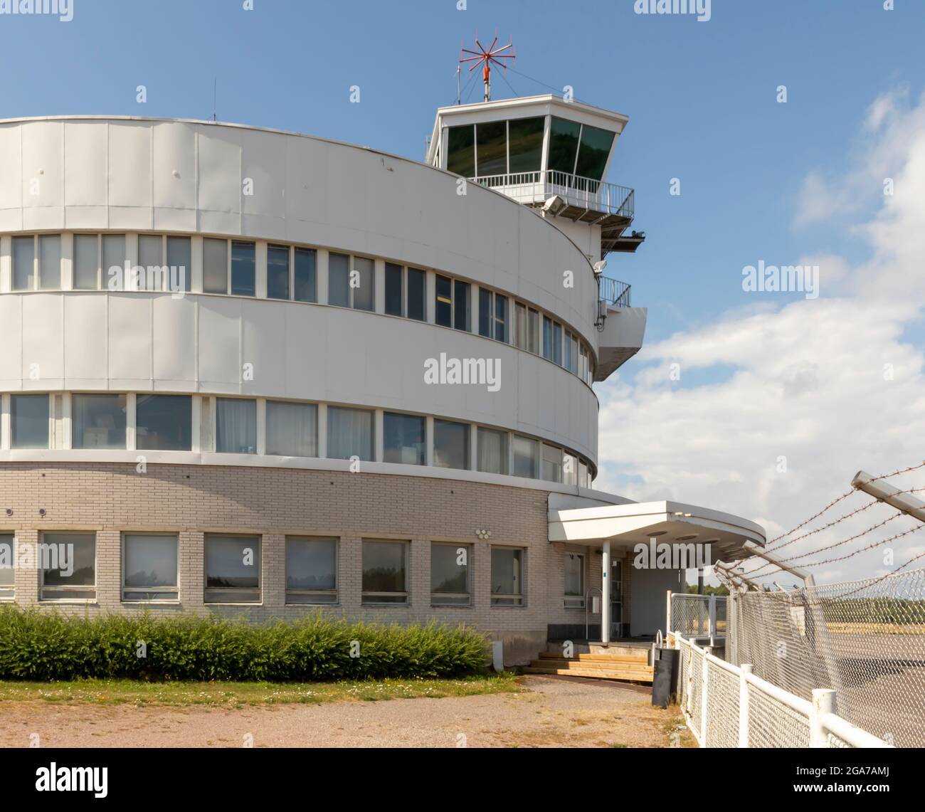 Das funktionalistische Terminalgebäude und der Flugsicherungsturm am Flughafen Malmi, der im März 2021 geschlossen wurde. Stockfoto