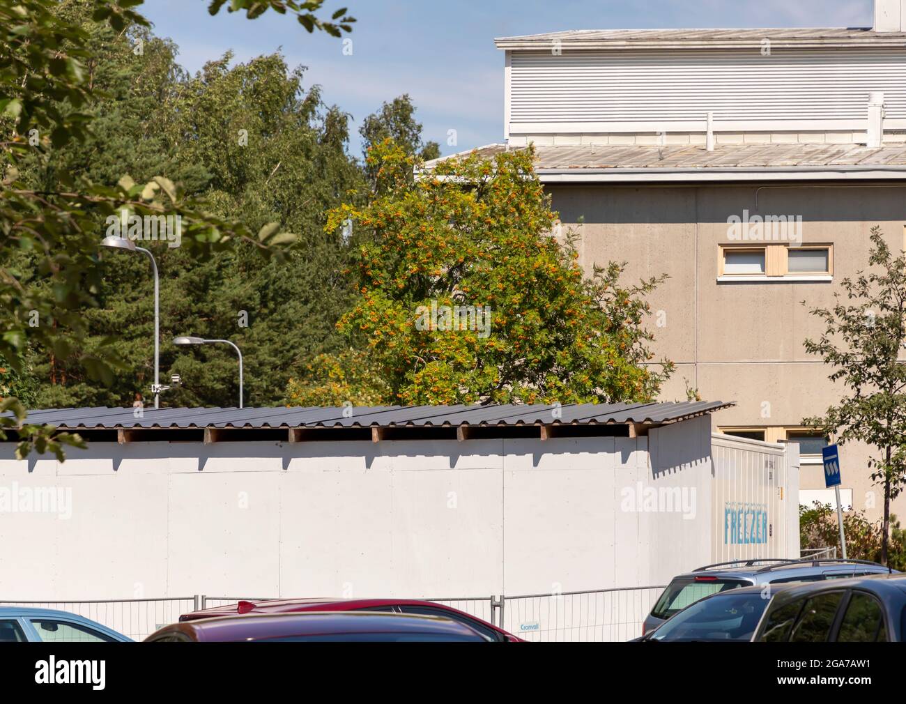 Eine Reihe von Kühlcontainern, die auf dem Gelände des Krankenhauses von Malmi als NotLeichenschauhaus zur Vorbereitung auf die Opfer von Covid-19 aufgestellt wurden. Talvelantie 6. Stockfoto