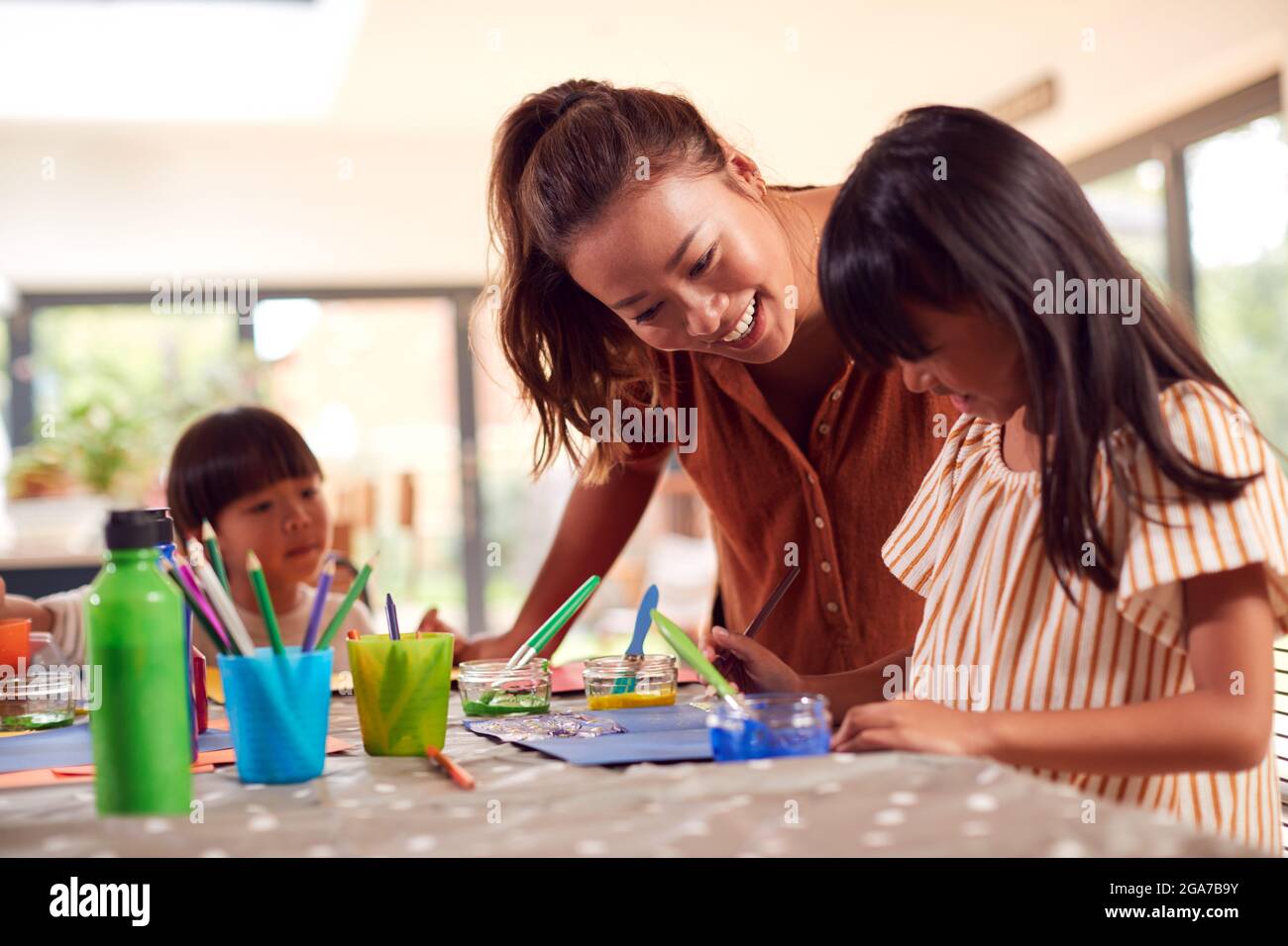 Asiatische Mutter Mit Kindern, Die Spaß Mit Kindern Tun Handwerk Auf Dem Tisch Zu Hause Stockfoto