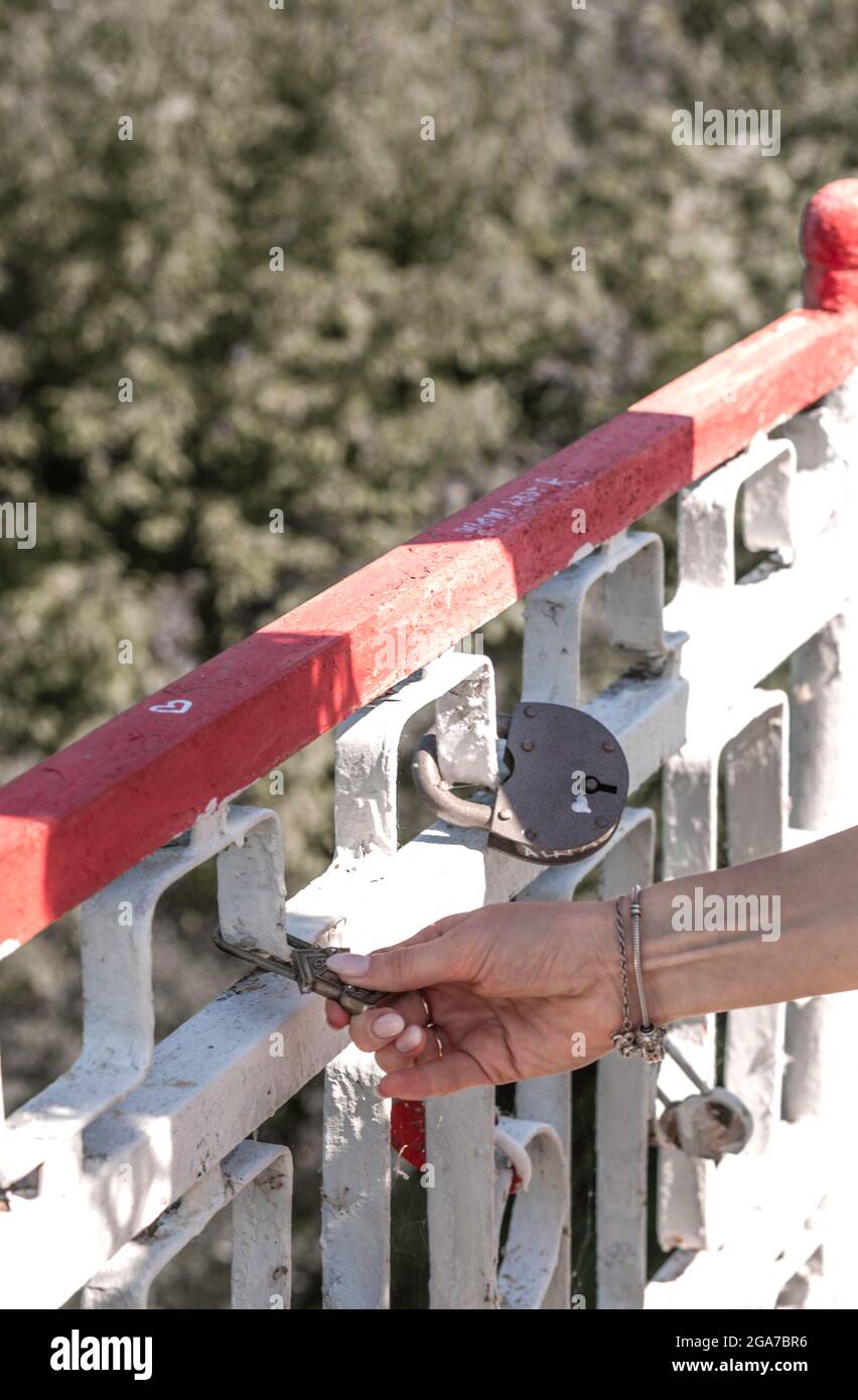 Die Braut und der Bräutigam sperrt. Brautpaar hängen das Schloss, das die ewige Liebe am Hochzeitstag symbolisiert. Hochzeitstradition. Stockfoto