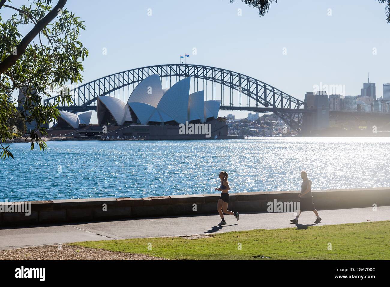 Sydney, Australien. Donnerstag, 29. Juli 2021. Menschen, die im Royal Botanic Garden trainieren. Die Sperrbeschränkungen für den Großraum Sydney wurden aufgrund der Ausbreitung der Delta-Variante um vier Wochen bis zum 28. August verlängert. Quelle: Paul Lovelace/Alamy Live News Stockfoto