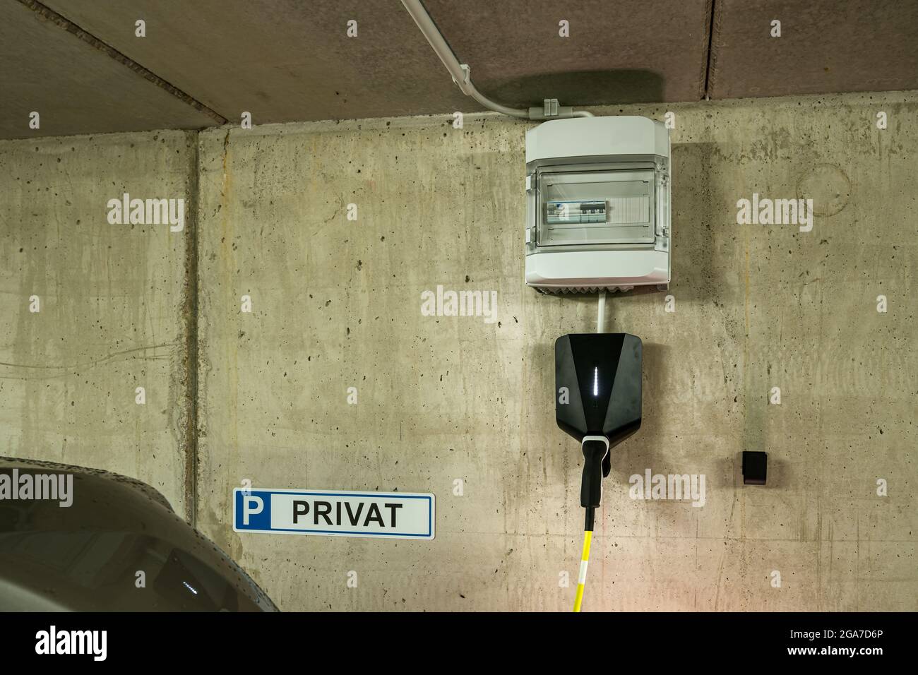 Eine installierte Wallbox, eine Ladestation für Elektroautos mit dem  kombinierten Sicherungskasten, um die Kontrolle über die Risiken des  Nachladens Ihres Elektroautos zu haben Stockfotografie - Alamy