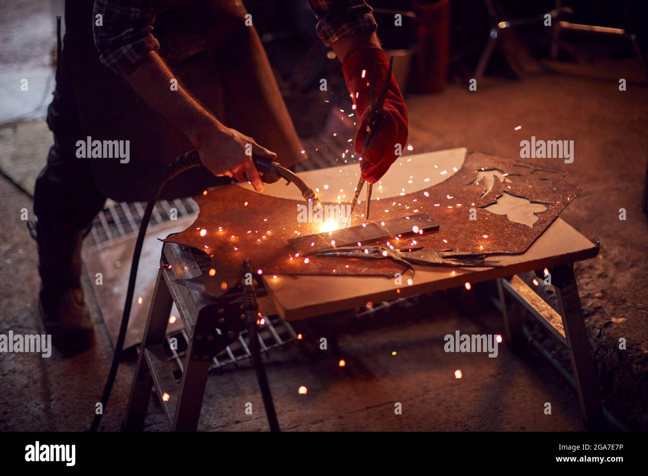 Nahaufnahme Der Metallbearbeitung Von Schmied-Arc-Welding In Forge Stockfoto