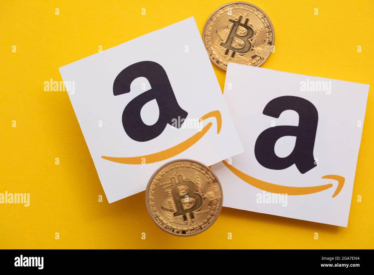 LONDON, Großbritannien - Juli 2021: Bitcoin-Kryptowährung auf einem verblüffenden E-Commerce-Logo Stockfoto