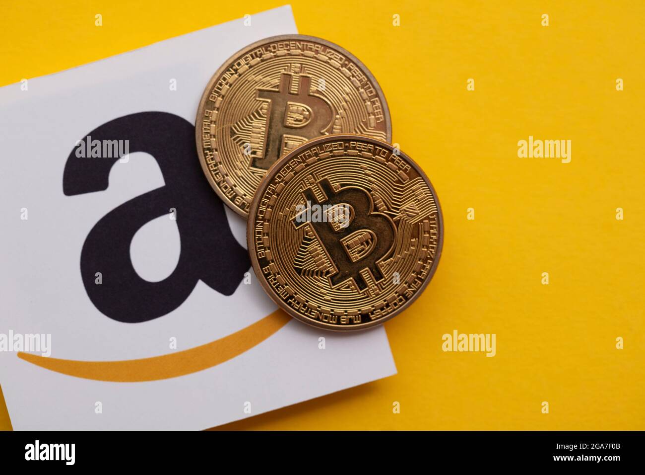 LONDON, Großbritannien - Juli 2021: Bitcoin-Kryptowährung auf einem verblüffenden E-Commerce-Logo Stockfoto