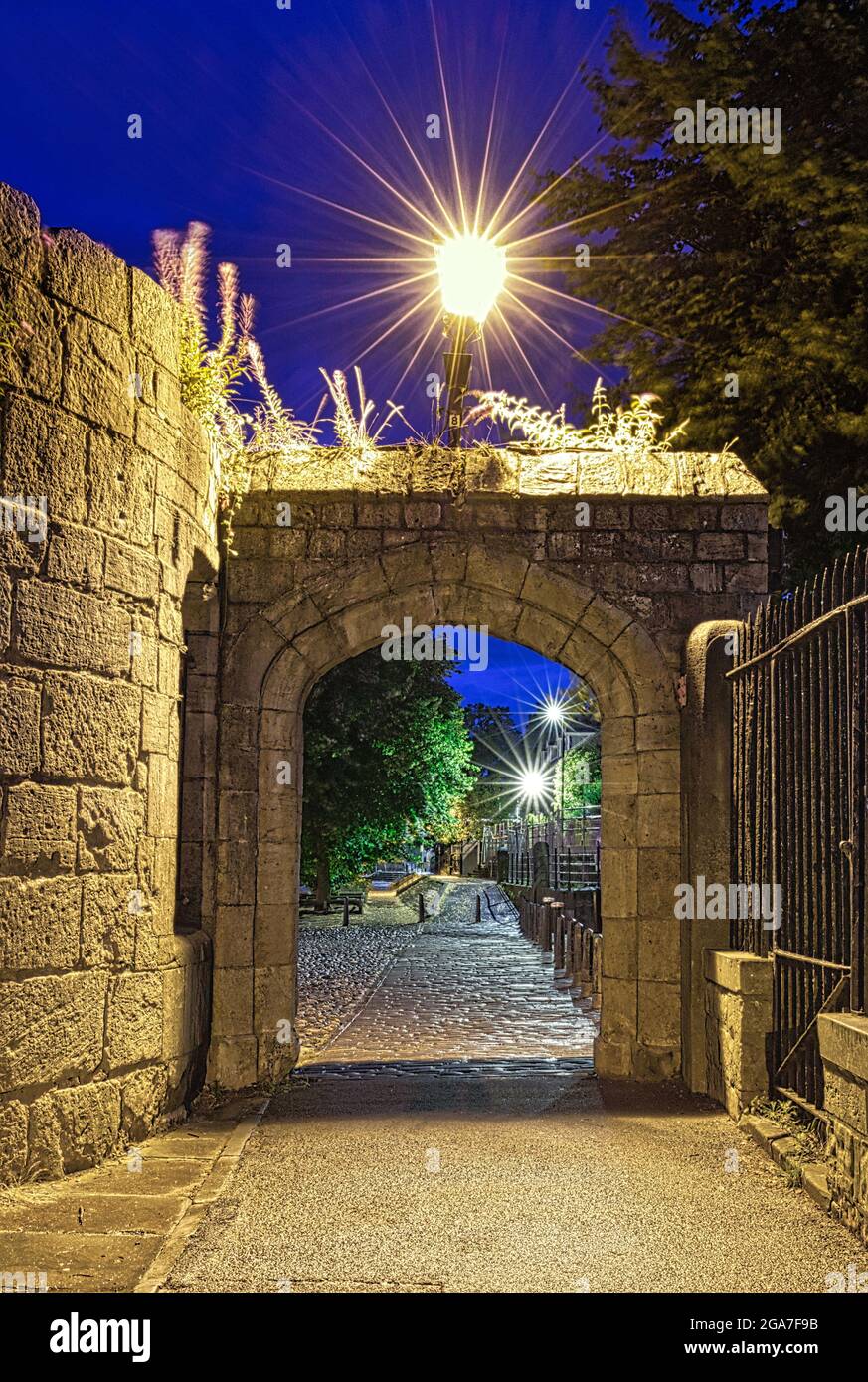 Spaziergang am Flussufer in York bei Nacht Stockfoto