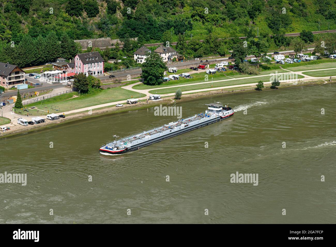 Loreley, Deutschland - 25. Juli 2021. Ein großes Tankschiff, das in Deutschland auf dem Rhein segelt. Transport von Öl, Gas und Benzin. Stockfoto