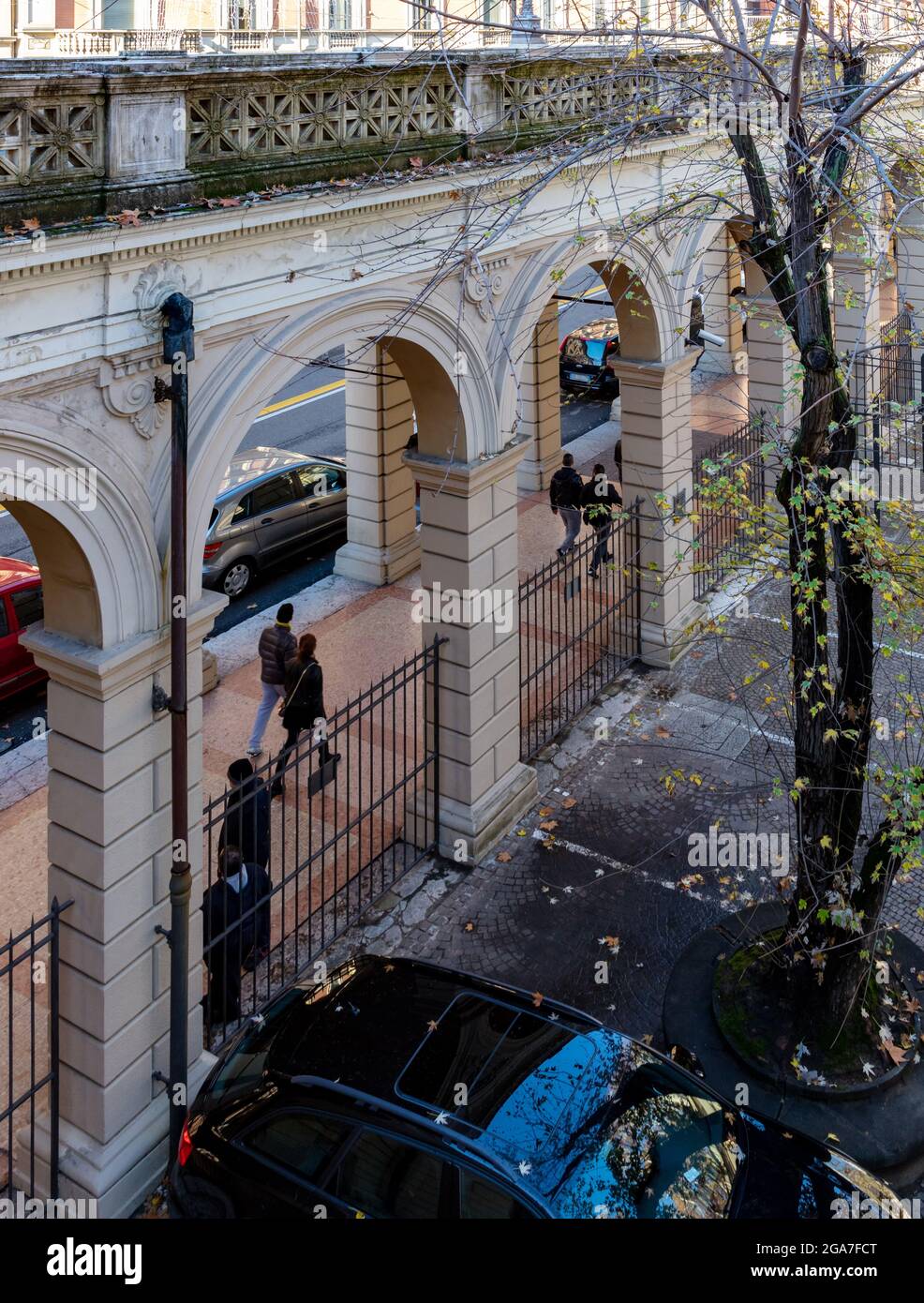 Ein typischer Portikus des Zentrums von Bologna, der zum UNESCO-Weltkulturerbe erklärt wurde Stockfoto