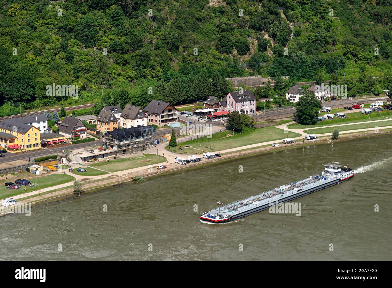 Loreley, Deutschland - 25. Juli 2021. Ein großes Tankschiff, das in Deutschland auf dem Rhein segelt. Transport von Öl, Gas und Benzin. Stockfoto