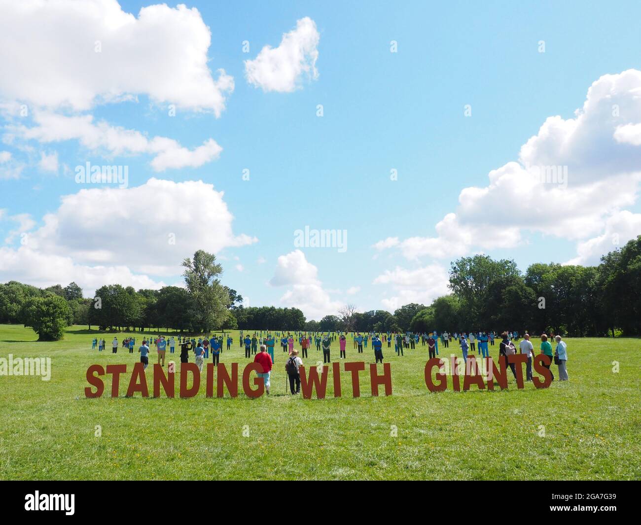 Oxford, Großbritannien. Juli 2021. Die Gemeinschaftskunstinstallation „Standing with Giants“ im South Park zu Ehren der NHS-Arbeiter, die während des Kampfes gegen Covid-19 ihr Leben verloren haben. Quelle: Angela Swann/Alamy Live News Stockfoto