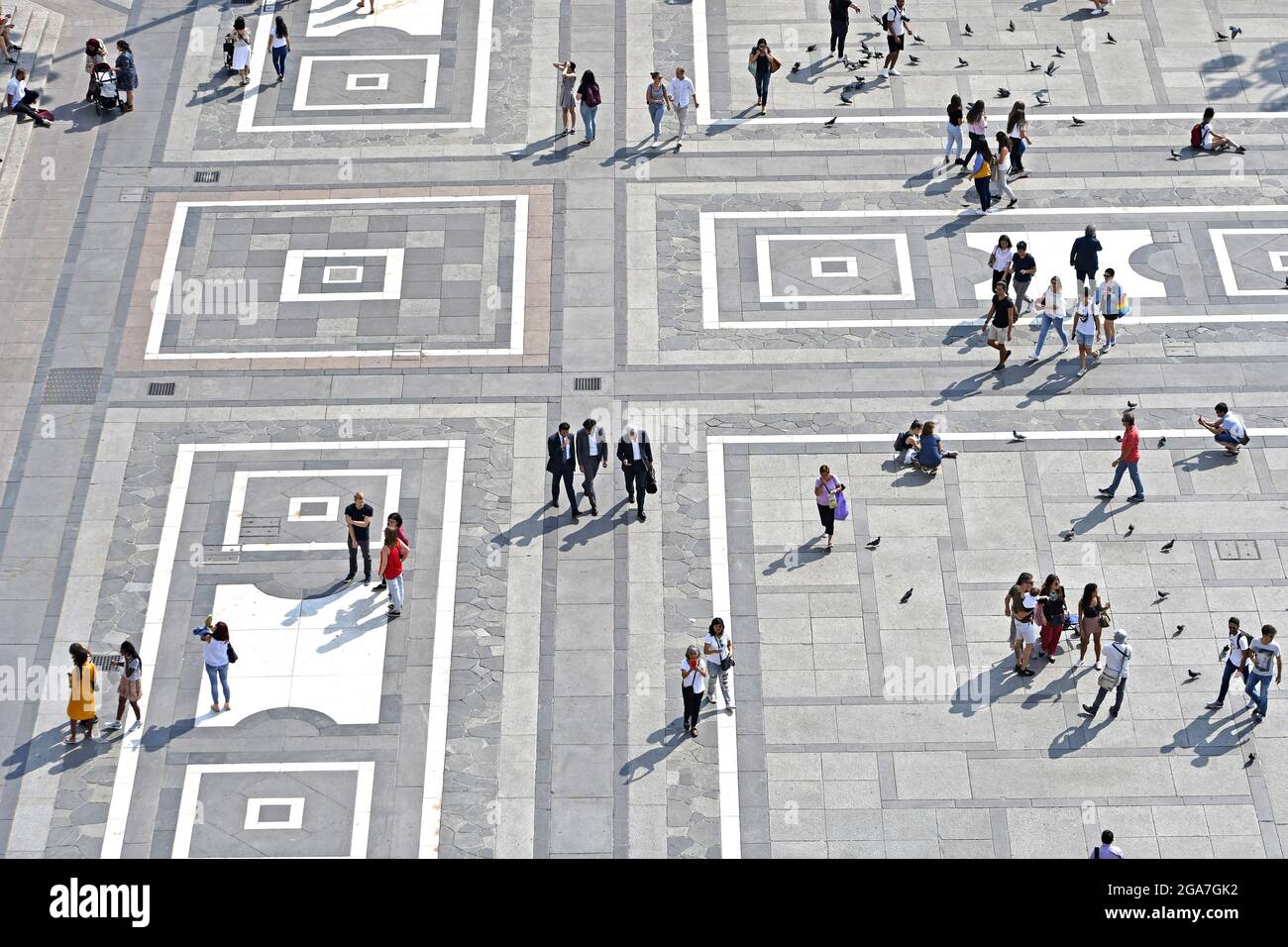 Blick von oben auf die Menschen, die auf dem Mailänder Duomo Platz laufen. Stockfoto