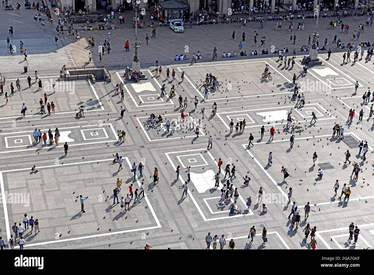 Blick von oben auf die Menschen, die auf dem Mailänder Duomo Platz laufen. Stockfoto