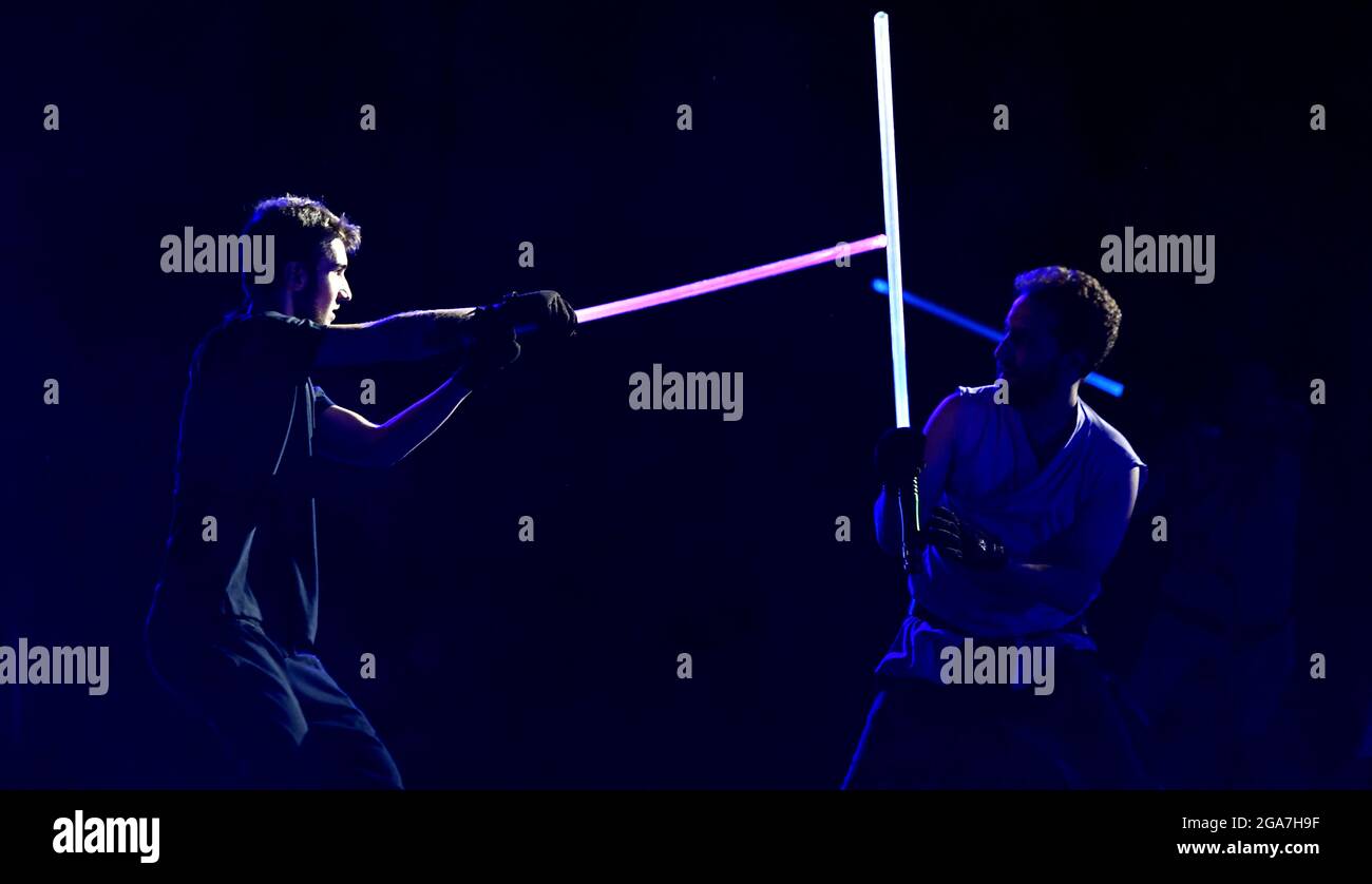Laser-Schwerter-Kampfshow, während eines Sport-Sommerlagers, in Mailand. Stockfoto