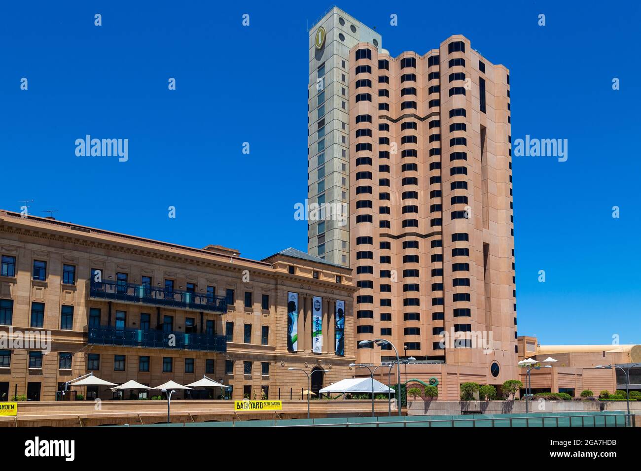 Adelaide, SA, Australien - 20. Dezember 2014: Adelaide Casino und das nahe gelegene, günstige Intercontinental Adelaide Hotel. Stockfoto