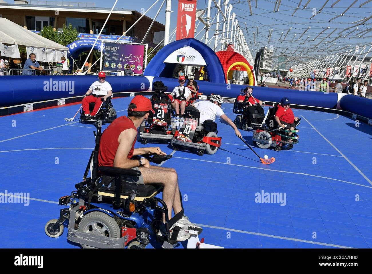 Rollstuhlhockey für behinderte Spieler, während eines Sport-Sommercamp, in Mailand. Stockfoto