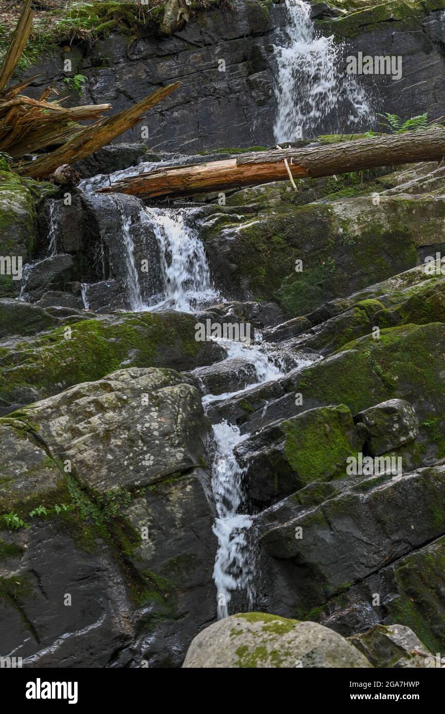 Adirondack Mountains Wasserfall - New York State Wasserfälle - Adirondack State Park Wandern Sahandaga River / Sahandaga Lake moosige Felsen in den Bergen Stockfoto