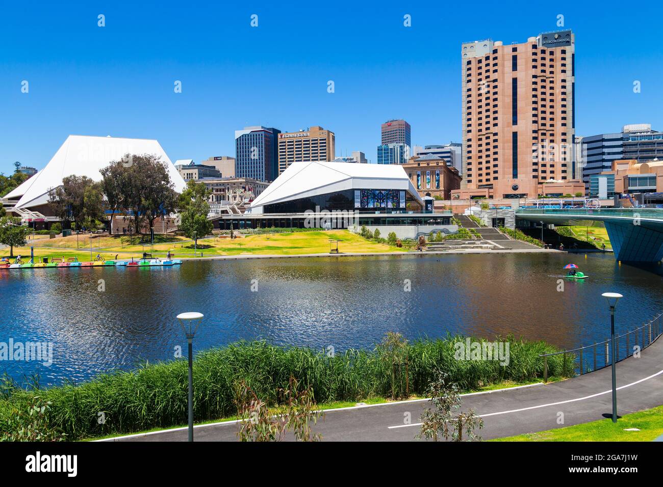 Adelaide, SA, Australien - 20. Dezember 2014 : der Fluss Torrens fließt ruhig durch Adelaide, wobei sich das Stadtzentrum auf der Südseite befindet. Stockfoto