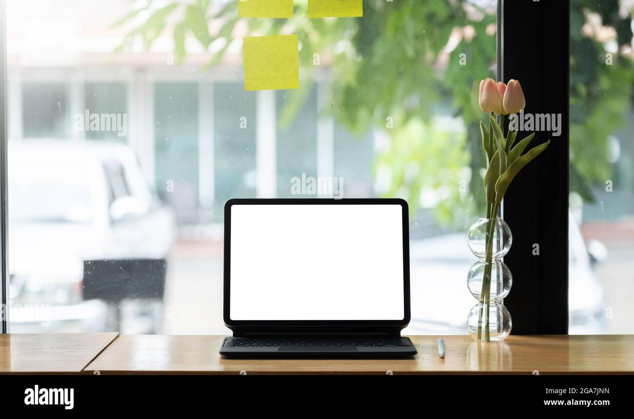 Abgeschnittene Aufnahme eines digitalen Tablets mit leerem weißen Bildschirm, Anzeige zum Lesen von Informationen auf einem Modell-Tablet. Stockfoto