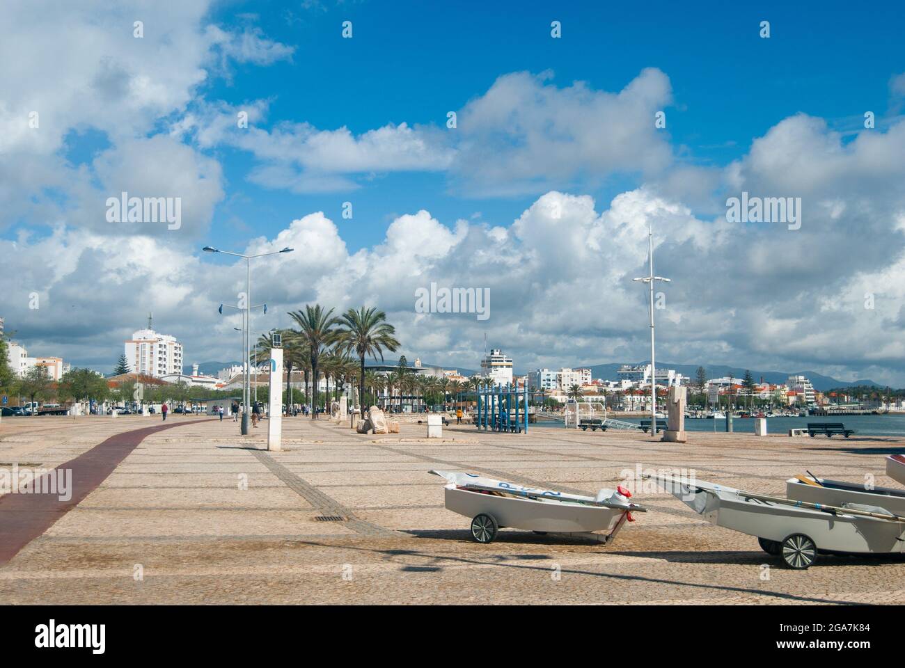 Boote im Vordergrund einer schönen Panaroma des portugiesischen Stadtkais Stockfoto