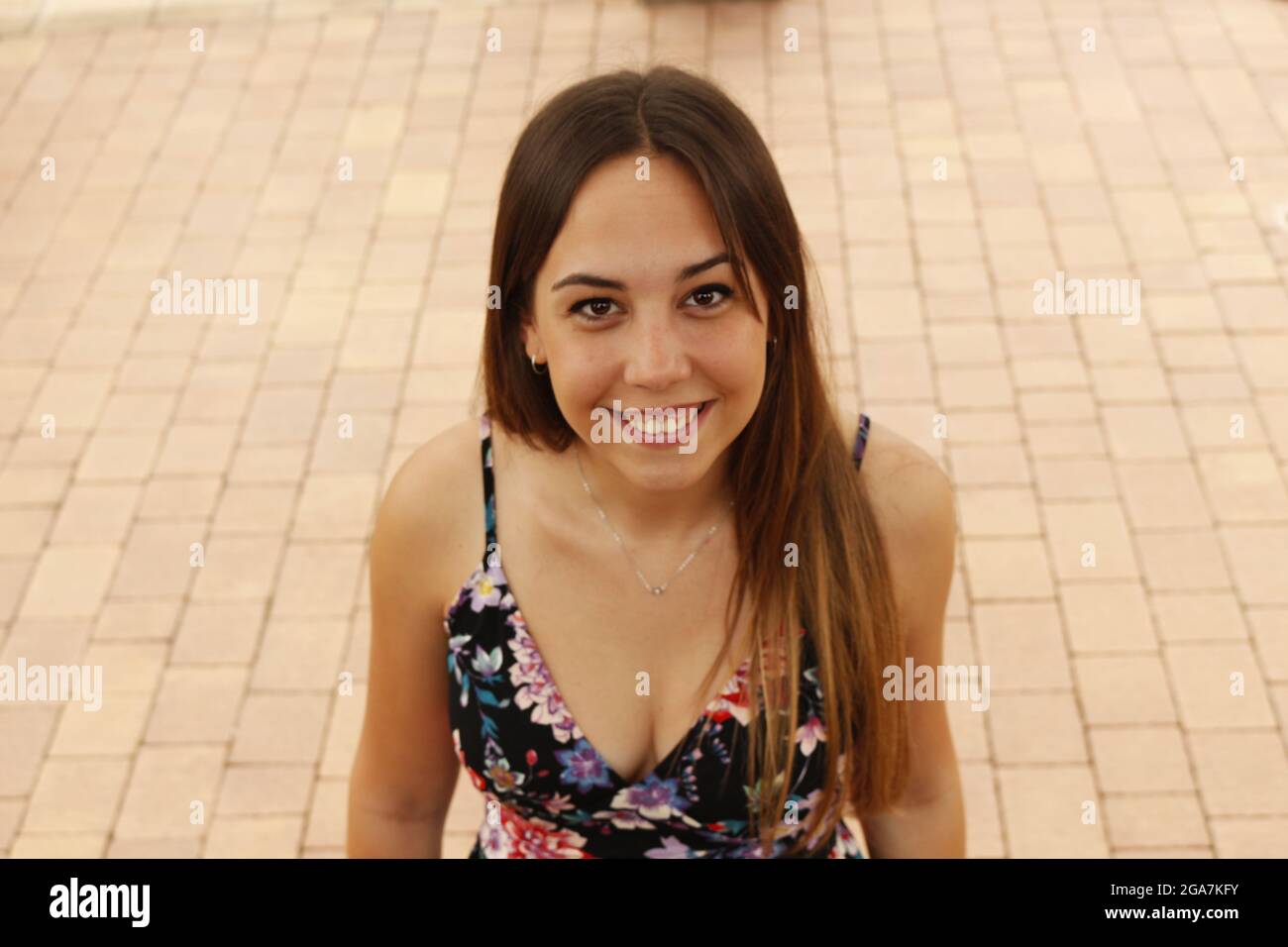 Mädchen lächelt, weil sie eine gute Zeit im Sommer verbringt Stockfoto