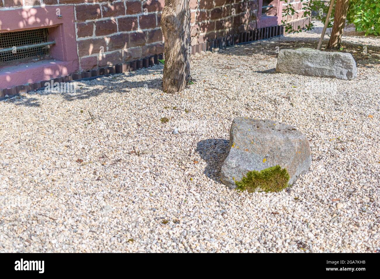 Vorgarten ohne Bodenabdeckung als Kiesgarten, leicht sauber zu halten, aber sehr negativ für die Umwelt und die Artenvielfalt Stockfoto