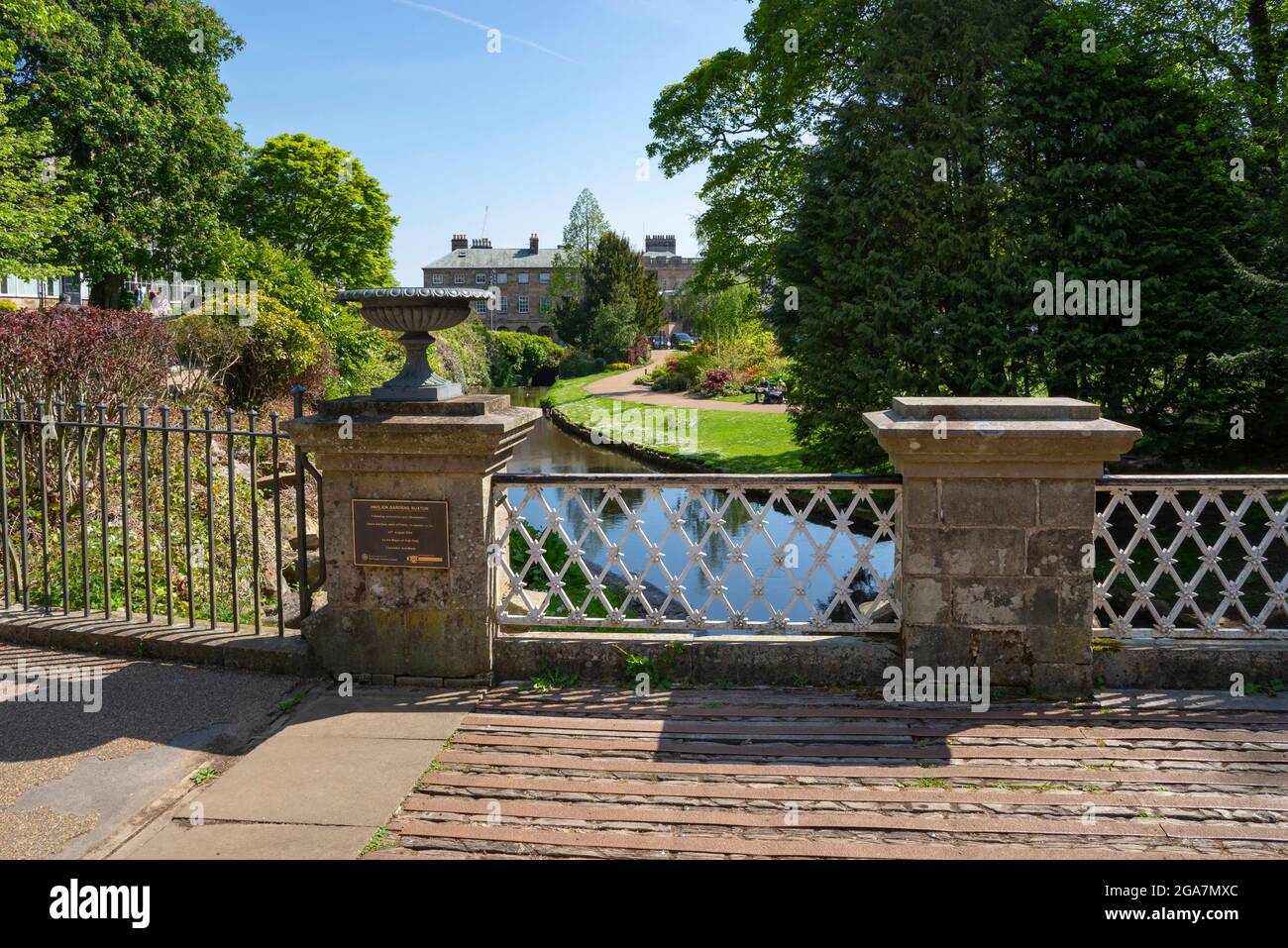 Der Bach fließt durch den Park in den Buxton Pavilion Gardens, Derbyshire, England. Stockfoto