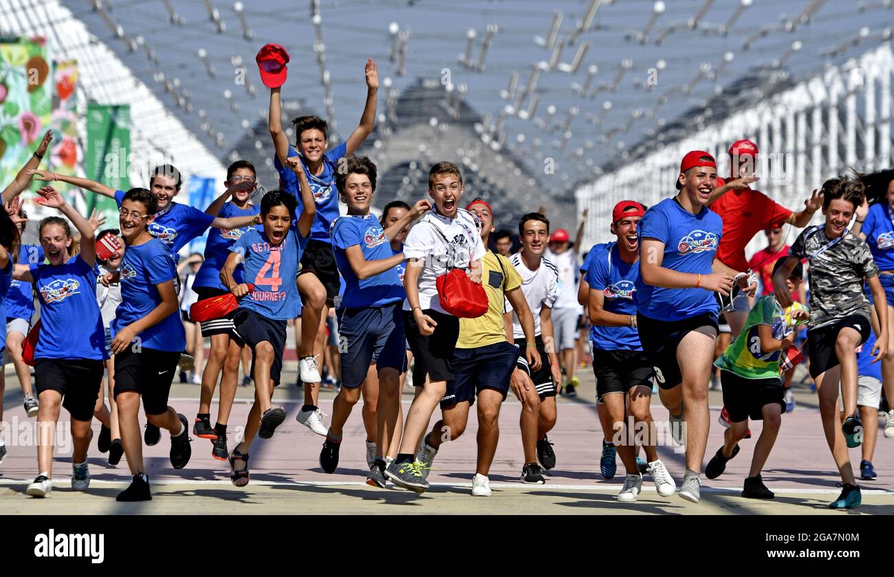 Junge Jungen und Mädchen feiern während eines Sommer-Sportcamps in Mailand. Stockfoto