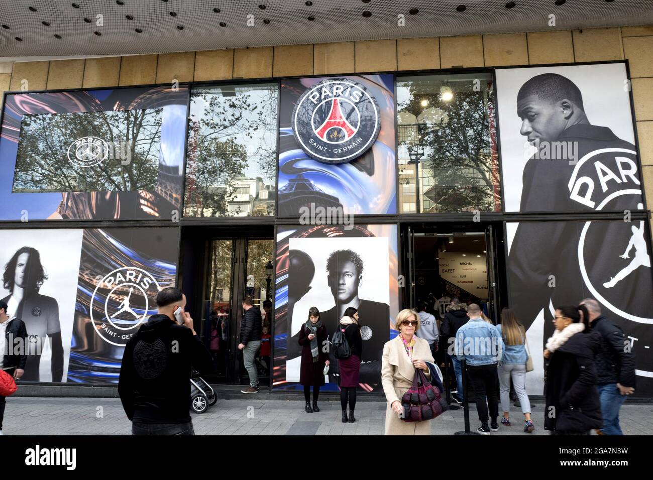Offizieller Shop der Fußballmannschaft Paris Saint Germain auf den Champs Elysees in Paris Stockfoto