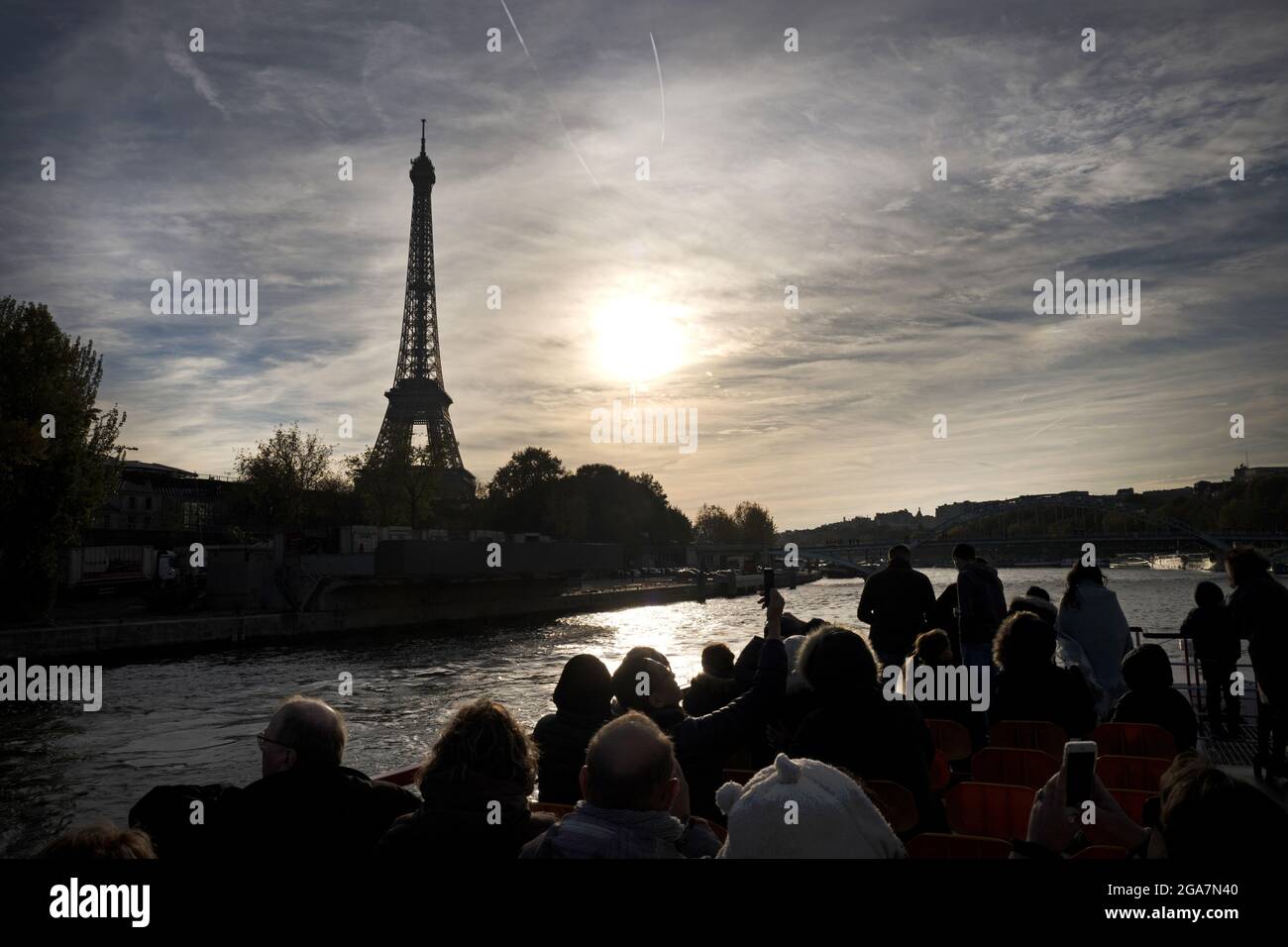 Der Eiffelturm von einem Turisti-Boot auf der seine in Paris aus gesehen. Stockfoto