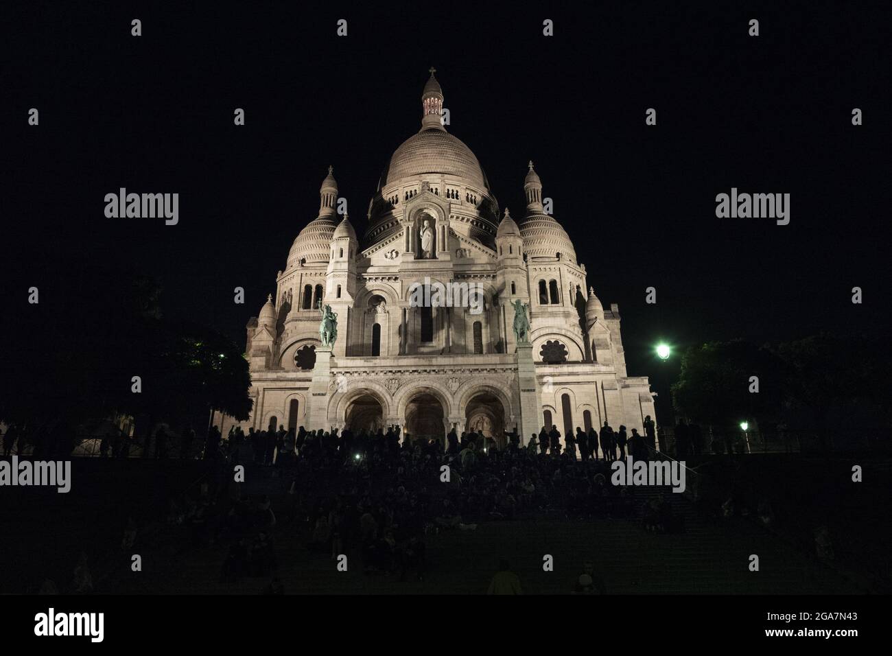 Sacre Coeur Kirche von Montmartre bei Nacht, in Paris Stockfoto